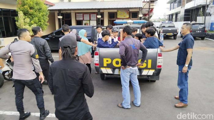Gerombolan pelajar diamankan polisi di Kuningan karena hendak tawuran.