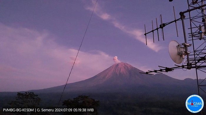 Gunung Semeru erupsi pagi ini