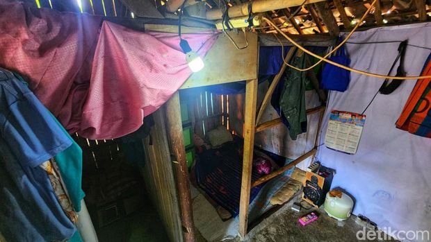 Habib Fahmi (Berkopiah) dan Aneng Anggara (mertua Ujang) di kediamannya di tengah kebun pisang