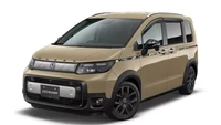 Sementara untuk varian Crosstar dibekali tulisan Mugen hitam menghiasi kap mesin, sedangkan profil dan pintu belakang menerima stiker bertema kamuflase untuk estetika yang kokoh. Velg berwarna hitam, tutup kaca spion yang serasi, dan deflektor angin melengkapi paket ini. Foto: Honda