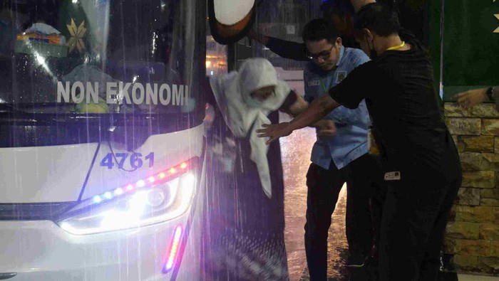 Hujan deras sambut kedatangan jemaah haji Kloter 13.