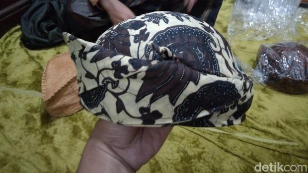 Ikat Kepala Khas Benda Kerep Cirebon
