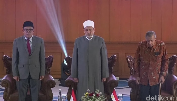 Imam Besar Al Azhar Ahmed at-Tayyeb (tengah) bersama Rektor UIN Jakarta  Asep Saepudin Jahar (kiri) dan M. Quraish Shihab (kanan) dalam kuliah umum di UIN Jakarta, Selasa (9/7/2024).