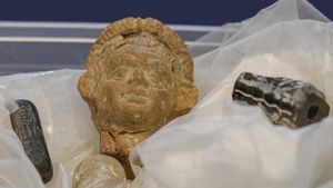 Irak Perlihatkan Artefak Mesopotamia Kuno yang Dikembalikan AS
