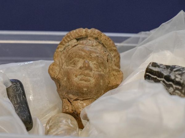 Irak Perlihatkan Artefak Mesopotamia Kuno yang Dikembalikan AS