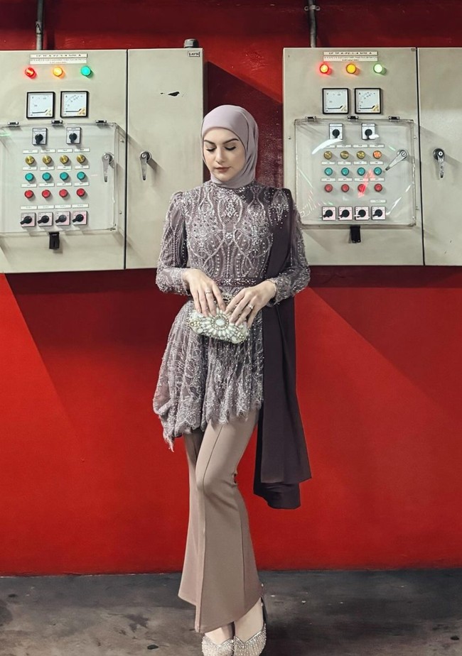 Artis cantik Irish Bella kembali jadi sorotan karena penampilannya yang terlihat semakin langsing. Bak kembali jadi ABG, penampilan ibu 2 orang anak itu pun banjir pujian netizen. Foto: Instagram/@_irishbella_