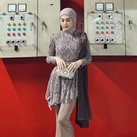 Artis cantik Irish Bella kembali jadi sorotan karena penampilannya yang terlihat semakin langsing. Bak kembali jadi ABG, penampilan ibu 2 orang anak itu pun banjir pujian netizen. Foto: Instagram/@_irishbella_