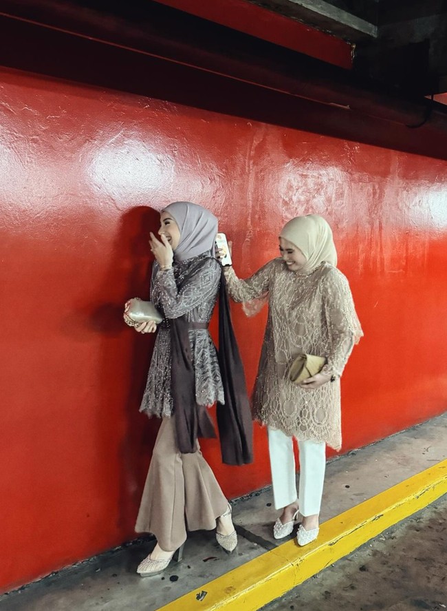 Dalam kolom komentar terlihat salah satu sahabatnya memuji Irish yang berhasil menjalani diet. “Yash diet berhasil,” tulis @ninaseptiani. Irish pun membalas, “yeayyyy”. Foto: Instagram/@_irishbella_