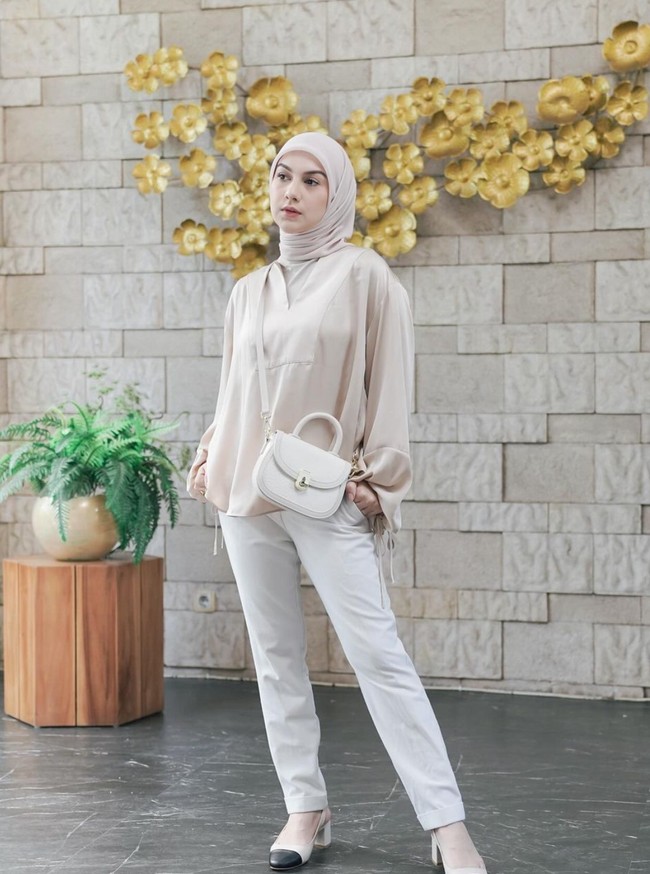 Tak hanya mengonsumsi makanan sehat, Irish juga rutin berolahraga untuk menyeimbangkan pola hidup sehatnya tersebut. Foto: Instagram/@_irishbella_