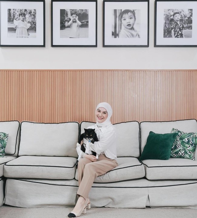 Kini dengan tubuh yang makin langsing penampilan Irish Bella dipuji jadi terlihat bak kembali ABG. “Yaaampunnn ini anak gadis,” komentar salah seorang netizen. “Udh kya gadis lagi badannya,” tambah netizen lain. Foto: Instagram/@_irishbella_