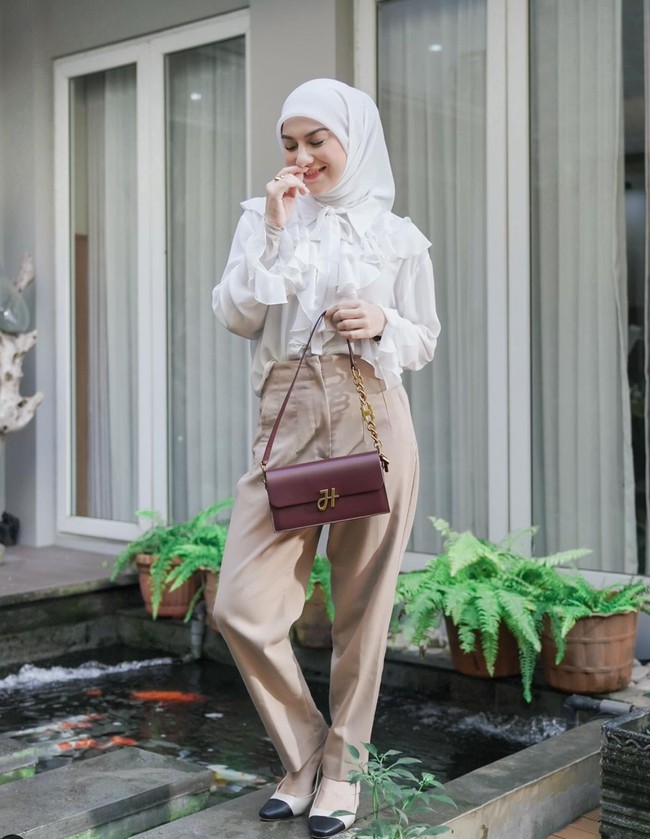 Sebelumnya Irish dikabarkan sempat turun berat badan hingga 6 kg dalam sebulan dengan menjalani diet sehat didampingi dokter gizinya. Disebutkan bahwa Irish mengganti nasi putih dengan shirataki atau kentang, sarapan putih telur, lebih sering mengonsumsi ikan, makan buah-buahan dan minuman berserat. Foto: Instagram/@_irishbella_