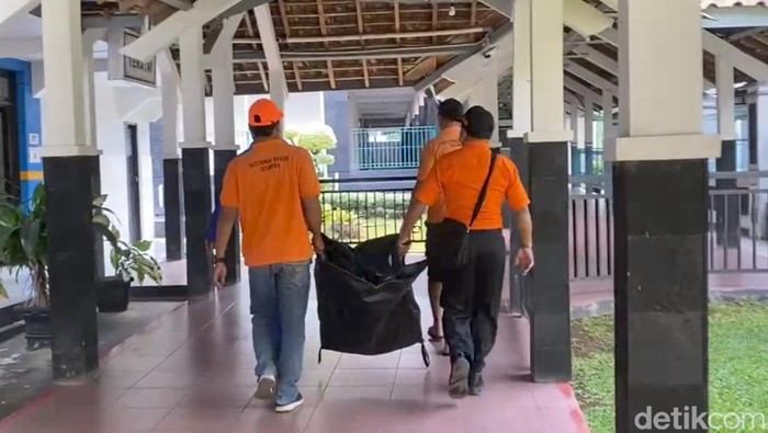 Jasad bocah laki-laki di Pantai Baron dievakuasi ke RSUD Wonosari, Gunungkidul, Selasa (9/7/2024).