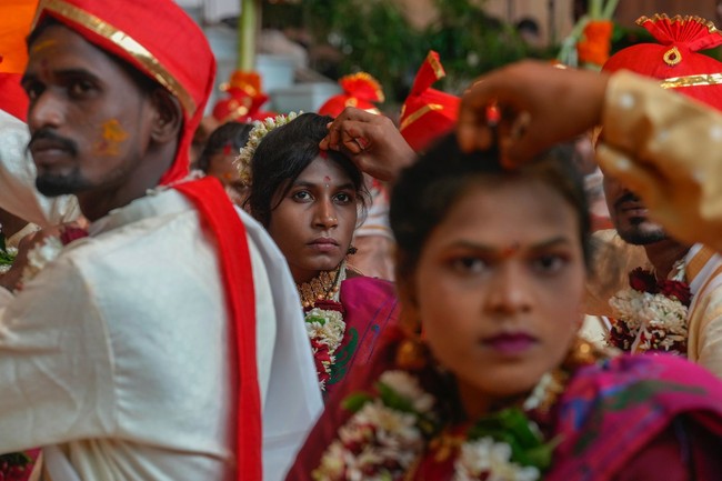 Acara nikah gratis itu diadakan di Reliance Corporate Park, markas perusahaan Ambani, yang berlokasi di Navi, Mumbai. Associated Press mengabarkan, setidaknya 100 warga yang terdiri dari 50 pasangan berpartisipasi. (Foto: AP Photo/Rafiq Maqbool)