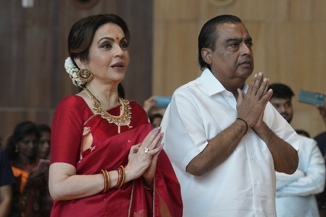 Mukesh Ambani (kanan) tak melewatkan kegiatan amal ini. Dengan harta yang tercatat bernilai US$ 116 miliar, pria 66 tahun itu menempati urutan ke-9 orang terkaya di dunia dan pertama di kawasan Asia menurut Forbes. (Foto: AP Photo/Rafiq Maqbool)