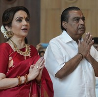 Mukesh Ambani (kanan) tak melewatkan kegiatan amal ini. Dengan harta yang tercatat bernilai US$ 116 miliar, pria 66 tahun itu menempati urutan ke-9 orang terkaya di dunia dan pertama di kawasan Asia menurut Forbes. (Foto: AP Photo/Rafiq Maqbool)