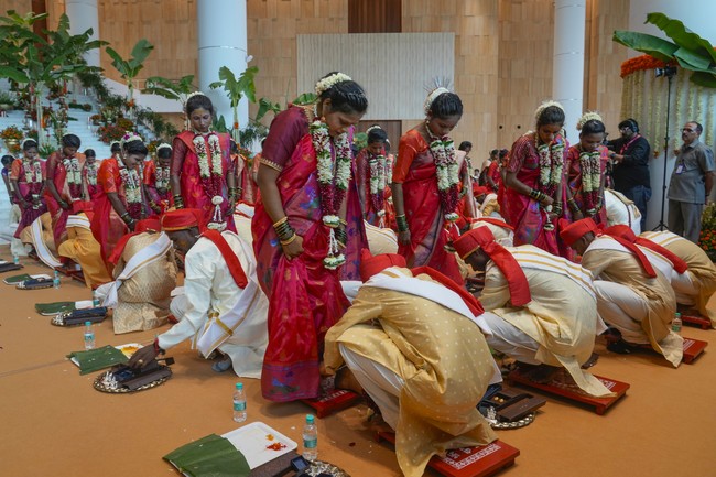 Para mempelai wanita kompak berbalut saree merah. Pernikahan berlangsung dalam prosesi tradisional dan dilaksanakan menurut keyakinan Hindu. (Foto: AP Photo/Rafiq Maqbool)