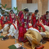 Para mempelai wanita kompak berbalut saree merah. Pernikahan berlangsung dalam prosesi tradisional dan dilaksanakan menurut keyakinan Hindu. (Foto: AP Photo/Rafiq Maqbool)