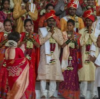 Mukesh Ambani dan istrinya, Nita Ambani, berbagi kebahagian dengan orang-orang yang kurang beruntung jelang pernikahan putra mereka, Anant Ambani. Pekan lalu, mereka  menggelar pernikahan massal bagi warga miskin. (Foto: AP Photo/Rafiq Maqbool)