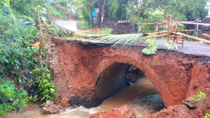 Jembatan ambruk di Ciamis..
