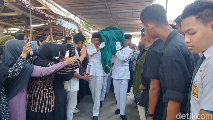 Pemakaman Ketua OSIS SMAN 1 Cawas, Klaten, yang tewas tersetrum di kolam sekolah hari ini, Selasa (9/7/2024).