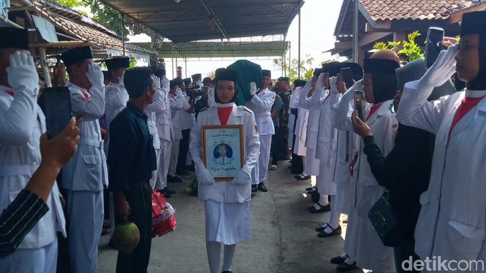 Jenazah Fajar Nugroho, Ketua OSIS SMAN 1 Cawas, Klaten, yang tewas tersetrum di kolam sekolah dimakamkan hari ini, Selasa (9/7/2024).