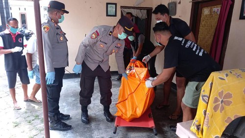 Jenazah kader posyandu saat dievakuasi oleh tim Satreskrim Polresta Mataram, Selasa siang (9/7/2024). (Humas Polresta Mataram)