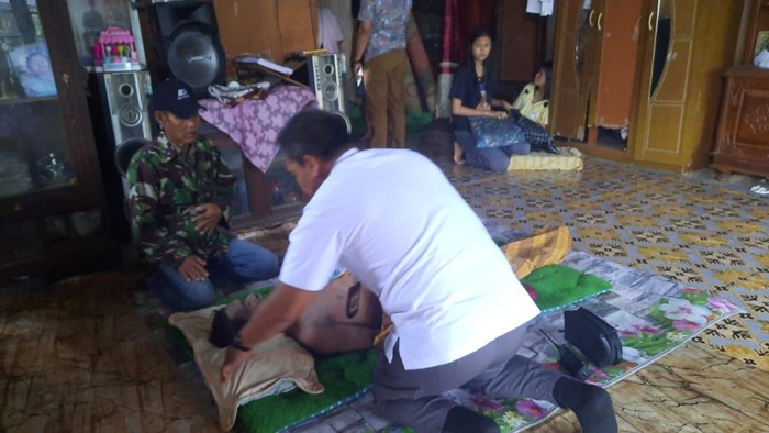 Jenazah Taufik (39) ditemukan tewas diduga kesetrum di Kertapati, Palembang, Sumsel.