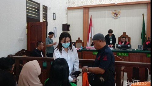 Jois Apriliyah seusai menjalani sidang tuntutan di PN Denpasar, Selasa (9/7/2024).