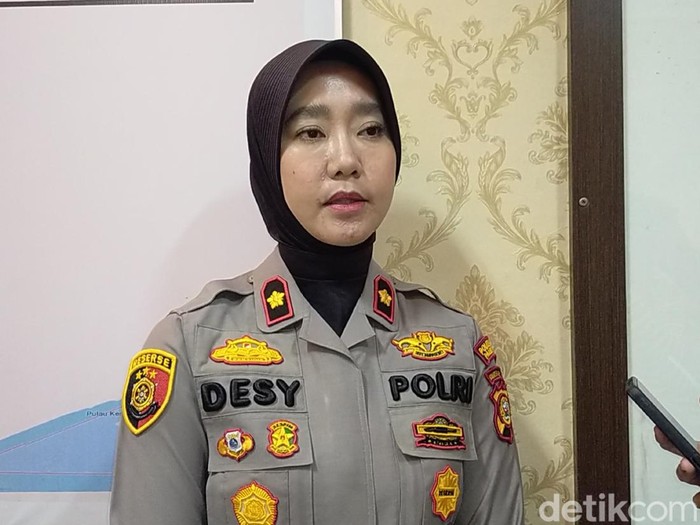 Kapolsek Ilir Timur (IT) II, Kompol Desi Arianti mengatakan korban ditemukan oleh tim pencarian dibantu warga sekitar. Korban berinisial KA (19).