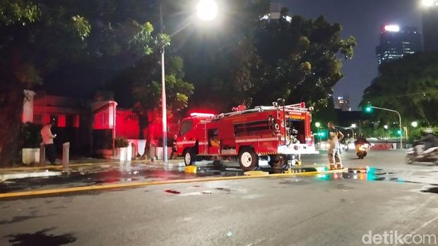 Kebakaran melanda bangunan rumah di kawasan Menteng. Damkar sempat kesulitan memadamkan api karena akses menuju titik api di ruangan rumah yang terkunci (Fawdi/detikcom)