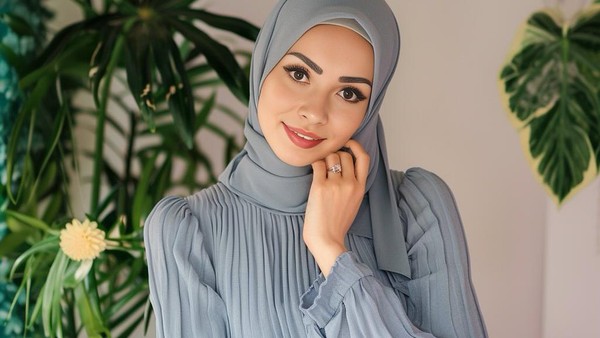 8 Foto Hijaber Pemenang Kontes Kecantikan Miss AI, Mirip Wanita Asli