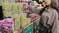 Saat jalan-jalan sekalipun, Kiky Saputri tak lupa makan sehat. Menyambangi Australia menjadi kesempatan baginya untuk membeli buah-buahan segar nan organik. Foto: Instagram/kikysaputrii