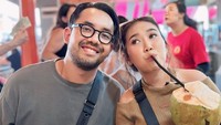 Agenda kuliner keduanya tak hanya di dalam negeri. Kiky dan Khairi juga pernah ke Thailand untuk mencicipi berbagai makanan enak khas negeri gajah putih. Foto: Instagram/kikysaputrii