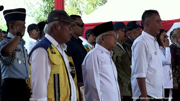 (Kiri-Kanan) Menteri PUPR Basuki Hadimuljono, Wakil Presiden Ma'aruf Amin, dan Pejabat Gubernur Jawa Barat, Bey Machmuddin dalam peresmian bendungan Cipanas. (Tangkapan Layar Youtube Wakil Presiden Republik Indonesia)