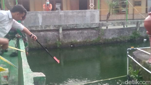 Kolam di SMAN 1 Cawas, Klaten, lokasi kejadian Ketua OSIS tewas kesetrum terdapat kabel dan pompa air, Senin (8/7/2024).