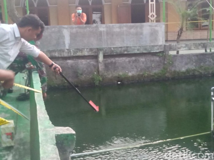 Kolam di SMAN 1 Cawas, Klaten, lokasi kejadian Ketua OSIS tewas kesetrum terdapat kabel dan pompa air, Senin (8/7/2024).