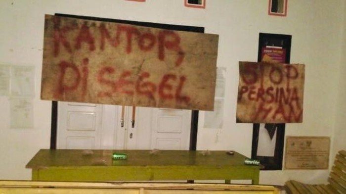 Kondisi Kantor Desa Maramba, Kecamatan Wotu, Kabupaten Luwu Timur, saat disegel warga usai kades digerebek di rumah janda.