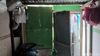 Sedangkan untuk memasak, mencuci hingga mandi, Fadly dan keluarganya biasanya mengandalkan timba yang ditutup oleh dinding triplek seadanya di belakang rumah.