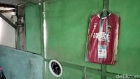 Tampak jersei Timnas U-16 milik Fadly bernomor punggung 10 hanya dipajang pada dinding triplek