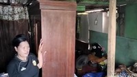 Pantauan detikJatim, di dalam rumah Fadly pun hanya ada perabot ala kadarnya. Seperti kasur lusuh yang setiap harinya dipakai Fadly bersama ibu dan adiknya.