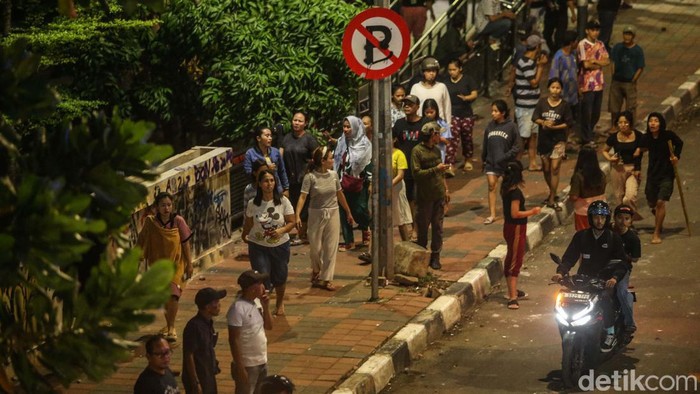 Kondisi Terkini di Pasar Gembrong Usai Tawuran Warga Tawuran antar warga pecah di Pasar Gembrong, Jakarta, Selasa (9/7/2024). Saat ini anggota Brimob masih berjaga di lokasi.