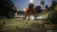 Sejumlah anak-anak turut membantu untuk menyingkirkan batu yang berserakan. 