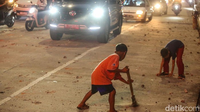 Kondisi Terkini di Pasar Gembrong Usai Tawuran Warga Tawuran antar warga pecah di Pasar Gembrong, Jakarta, Selasa (9/7/2024). Saat ini anggota Brimob masih berjaga di lokasi.