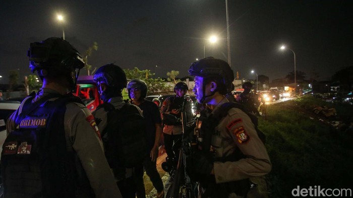 Kondisi Terkini di Pasar Gembrong Usai Tawuran Warga Tawuran antar warga pecah di Pasar Gembrong, Jakarta, Selasa (9/7/2024). Saat ini anggota Brimob masih berjaga di lokasi.