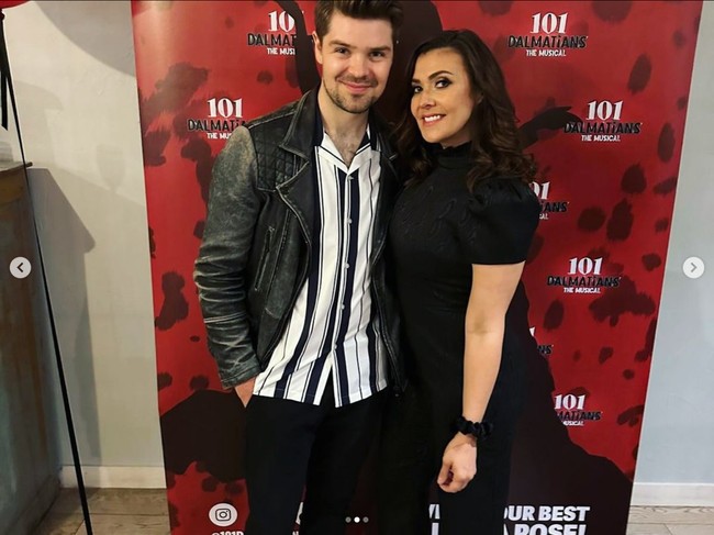 Pada 2024 ini Kym Marsh muncul dengan kabar asmara terbarunya. Dia disebut cinta lokasi dengan Samuel Thomas, lawan mainnya di pertunjukan teater 101 Dalmations: The Musical. Foto: Dok. Instagram Kym Marsh