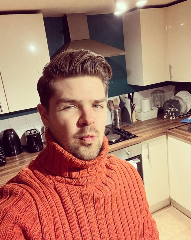 “Bertemu dengan pria paling menakjubkan yang pernah ada! Terkadang hal-hal yang paling tidak terduga terjadi di saat yang paling tidak terduga. @samuelthomasuk Aku mencintaimu,” tulis Kym Marsh pada unggahan foto yang memamerkan dirinya ciuman dengan Samuel. Foto: Dok. Instagram Kym Marsh