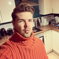 “Bertemu dengan pria paling menakjubkan yang pernah ada! Terkadang hal-hal yang paling tidak terduga terjadi di saat yang paling tidak terduga. @samuelthomasuk Aku mencintaimu,” tulis Kym Marsh pada unggahan foto yang memamerkan dirinya ciuman dengan Samuel. Foto: Dok. Instagram Kym Marsh