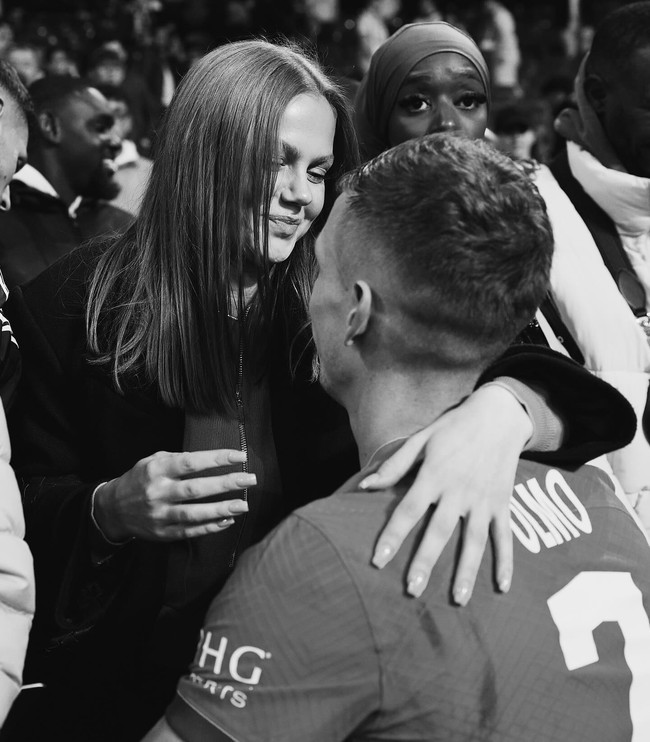 Dani Olmo jadi sorotan selama perhelatan Euro 2024. Menjelang laga Spanyol versus Prancis dalam semifinal, sang kekasih pun ikut diperbincangkan. Selagi pacarnya digadang-gadang jadi pahlawan, baru-baru ini mengaku tidak ingin bicara soal bola. Foto: Instagram @laurbaabla