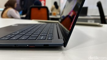 Pada bagian kanan ada sebuah port USB-C, tombol power, serta tombol e-Privacy untuk webcam. Foto: detikINET/Anggoro Suryo Jati