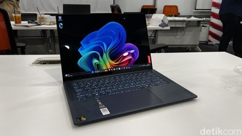 Layar 14,5 inch ini menggunakan panel OLED, punya resolusi 3K (2944 x 1840 pixel), 16:10, dan bertipe layar sentuh. Foto: detikINET/Anggoro Suryo Jati